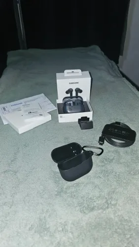 Galaxy Buds 3 Fe na caixa.