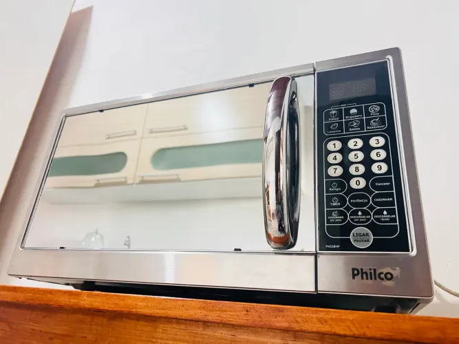 Micro-ondas 31 litros, acabamento em inox espelhado