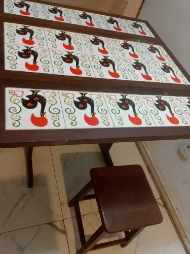 Mesa de madeira com dois bancos