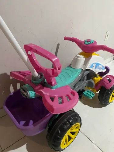 Carrinho infantil quadriciclo