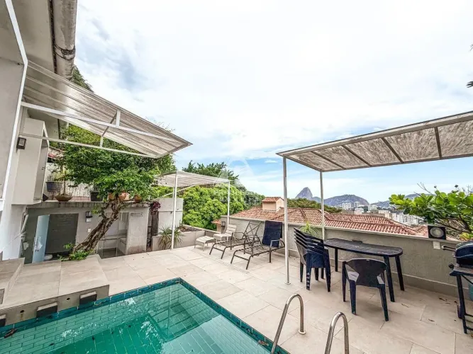 Casa em Laranjeiras: 4 Quartos, Piscina e Vista Deslumbrante para a Floresta e o Mar