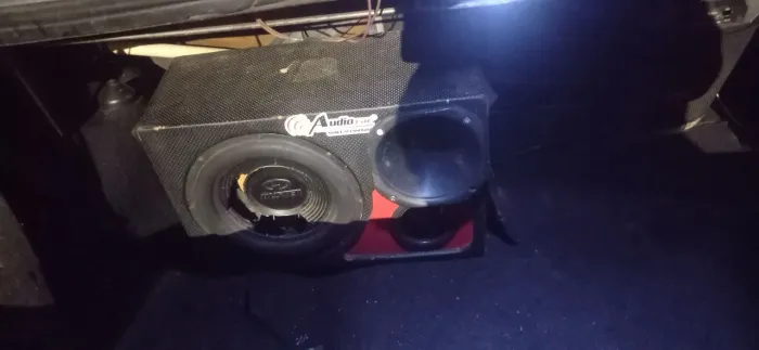 Vendo caixa trio funcionando perfeitamente tem que reformar o auto falante funciona norma