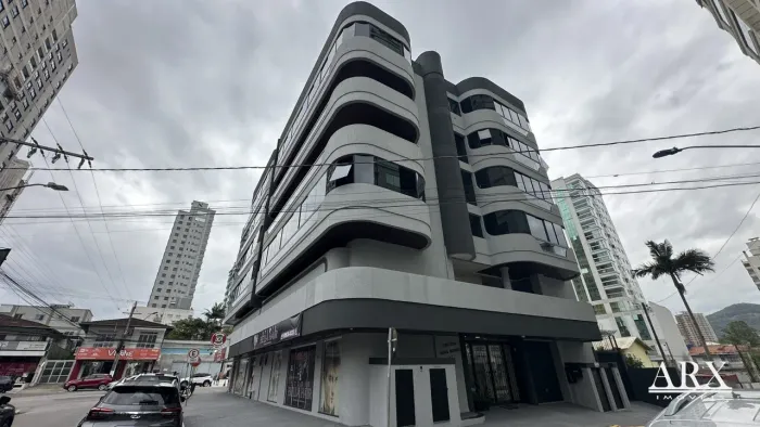 Cobertura à Venda na Praia de Itapema  Mobiliada e a Apenas 150m do Mar!