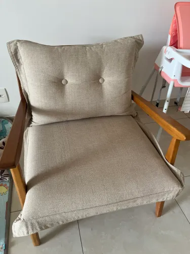 Poltrona de madeira maciça com braços retos