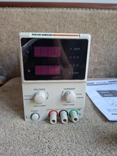 Fonte Alimentação Digital Bancada Dc32v 5a Hf3205s - Hikari Impecável