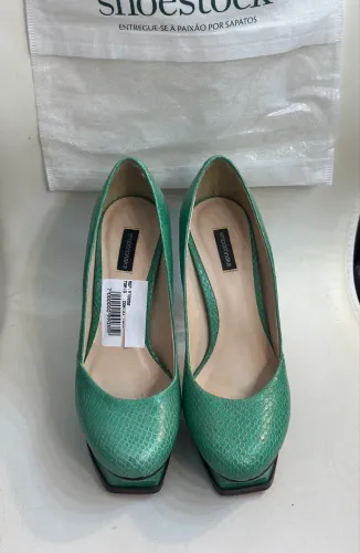 SAPATO MODELO CHARLOTE OLYMPIA DA SERIE GOSSIP GIRL