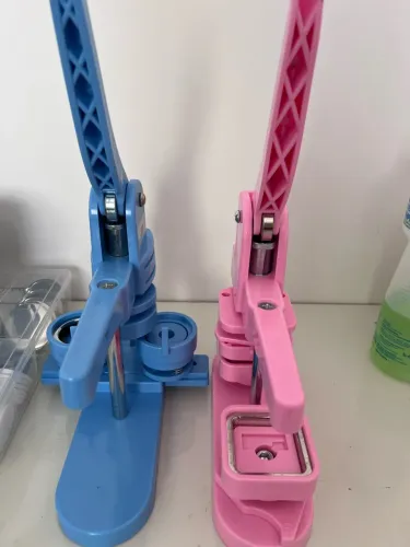 Estou vendendo meu kit com duas máquinas de fazer bottons da marca Mercolor! ?