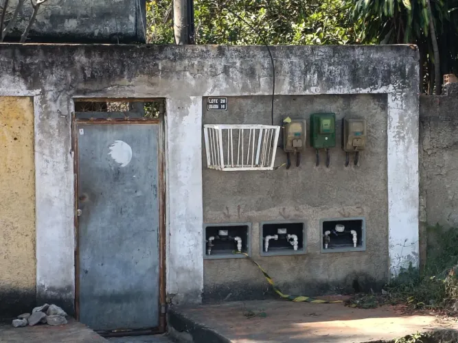 Casa desmembrada com quintal e espaço para aumentar