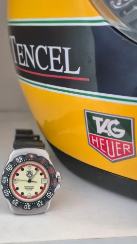 Relógio Tag Heuer Formula 1 série 1 anos 80 branco/vermelho e pulseira preta