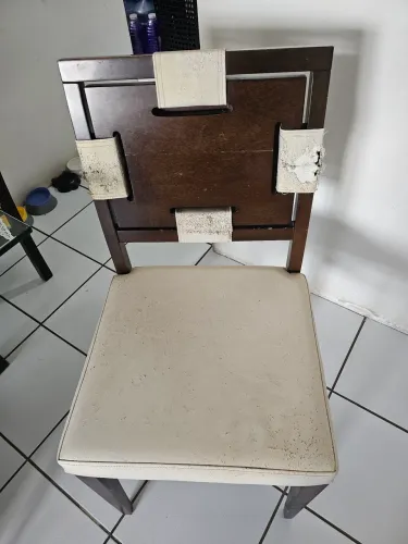 Vendo uma mesa de vidro de 1,20m quadra semi nova. Com as cadeiras quebradas. Valor 500,00