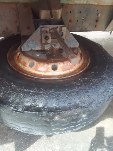 Vendo pneu completo com roda 900/1000