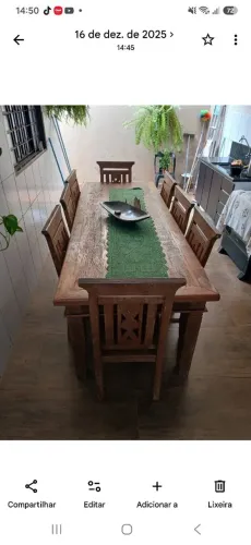 Mesa de madeira maciça 