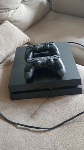 Ps4 fat novo 5 meses de uso com plano de deluxe 7 meses pago ainda dois controles completo