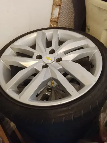 Vendo jogo de rodas 1? dono ,rodas bem novinhas ,possuindo 2 pneus meia vida e 2 ruins . 