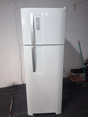 Vendo geladeira Electrolux frost free semi nova funcionando perfeitamente