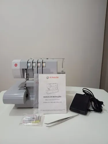Máquina de Costura Overlock Singer Heavy Duty 14HD854 - Pouco Uso / Seminova