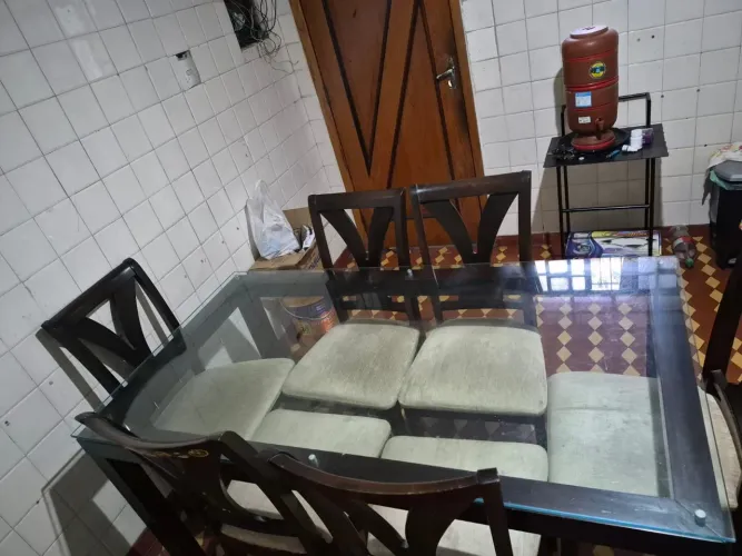 Mesa de jantar 6 cadeiras e aparador