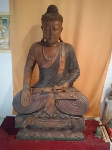 Estátua de um Buda em madeira deum metro e cinco centímetros