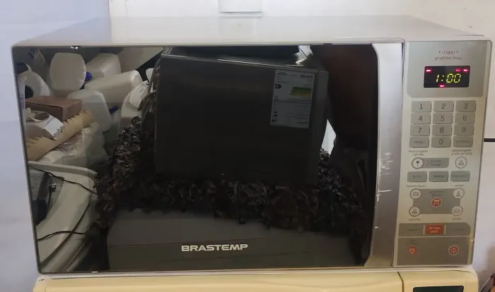 VENDO UM MICRO-ONDAS BRASTEMP 30 LITROS BEM CONSERVADO TODO INOX ESPELHADO