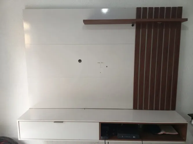Vendo painel de TV em ótimo estado com 8 meses de uso