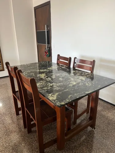 Mesa de jantar de granito e madeira maciça
