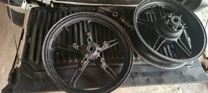 Vendo ou troco por algo do meu interesse rodas CB 300