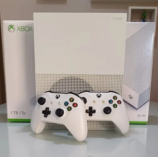 Xbox one S + 2 Controles