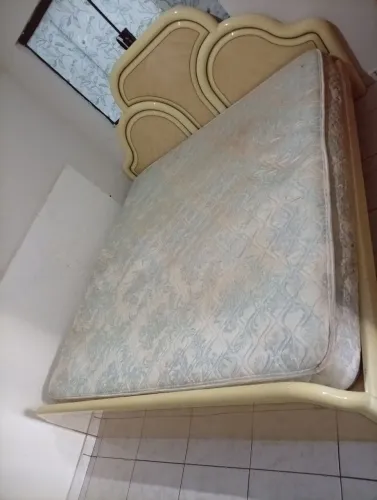 Cama casal com criado