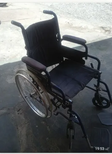 Vendo Cadeira de Rodas faltando só os Pneu.