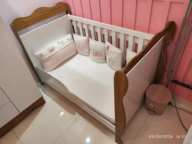 Berço que vira cama + colchão + capa impermeável.