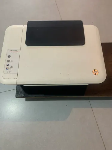 impressora da foto é a HP DeskJet Ink Advantage 1516.