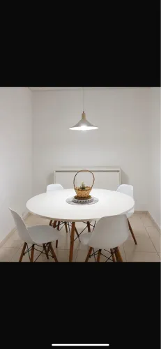 Vendo mesa branca com 1.20 , com 4 cadeiras e aparador branco com 1.17.Bem conservado!