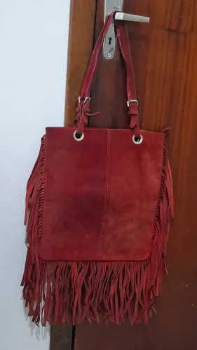Bolsa vermelha com franjas