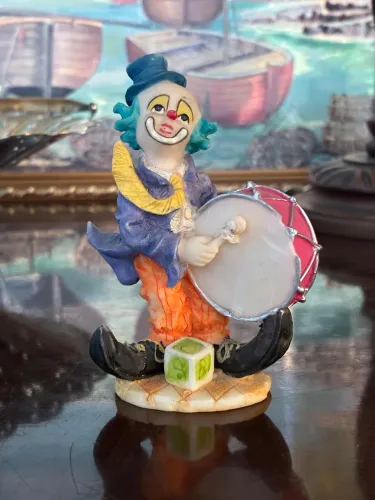Pequeno bibelô estatueta vintage de palhaço músico