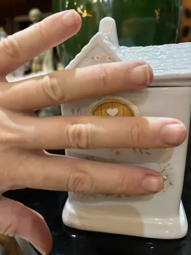 Casinha de cerâmica com apliques de Coelhos 