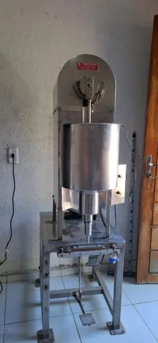 Vende-se máquina para serviços de poupa de frutas. Capacidade de 20L