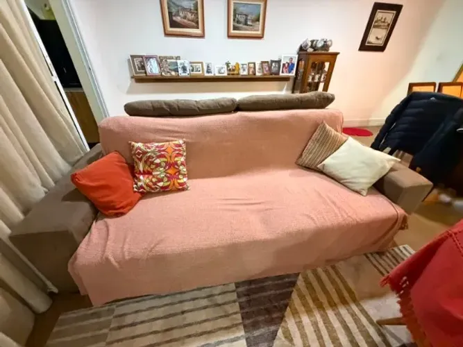 Sofá retrátil e reclinável 2,50m revestido em tecido suede/veludo (tom bege/taupe)