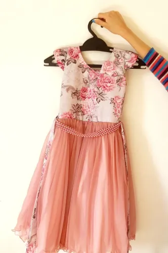Vestido de festa infantil floral com tule rosa