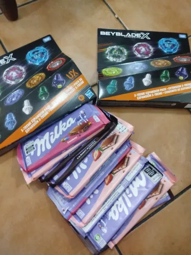 2 JOGOS BEYBLADE E 25 MILKAS