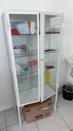 Cristaleira para clínica e laboratório