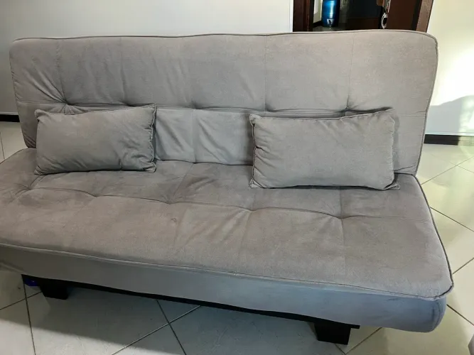 Sofá suede com madeira de lei