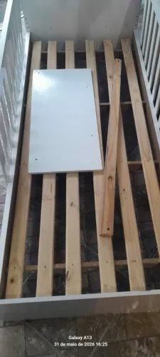 Cama berço com trocador.