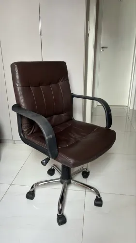 Cadeira de escritório marrom 