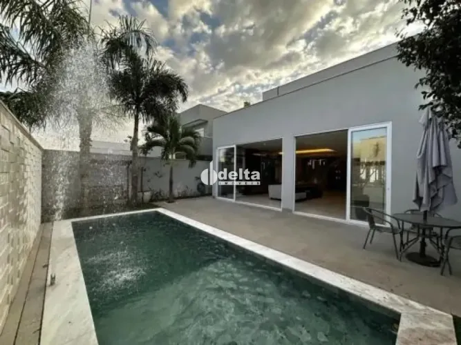 Casa residencial em condomínio fechado com 3 suítes disponível para venda no bairro Laranj