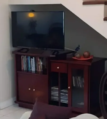 Rack de Madeira Maciça para TV com Cristaleira, espaco livros, gaveta, porta CDS