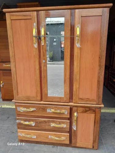 Guarda roupa de madeira espelhado