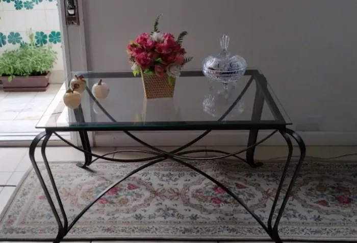 Mesa de centro de ferro com tampo de vidro