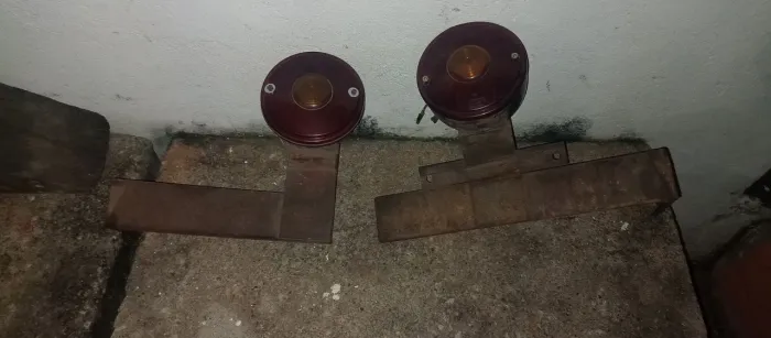 Par de suporte para lanterna traseira MB 608 original 