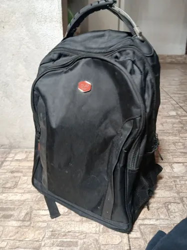 Mochila perfeita somente pequena avaria na grade do bolso lateral Entreg .Ac..Cart