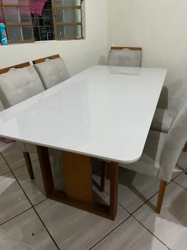 Vende se uma mesa com 6 cadeiras 